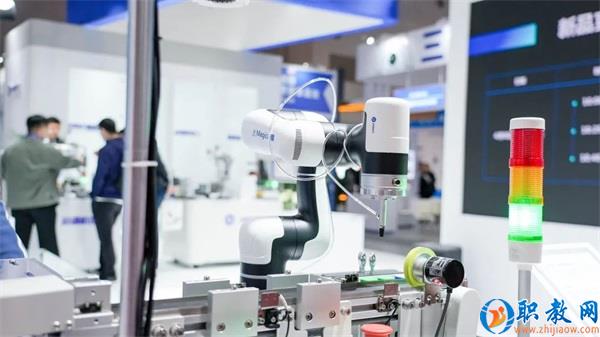 新一代工业级教研机器人 DOBOT Magician E6 闪耀高教展 新一代工业级教研机器人 DOBOT Magician E6 闪耀高教展